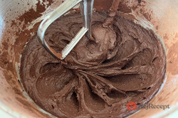 Vyzkoušený recept na retro koláč z roku 1979 s názvem úsporné kakaové řezy. Výsledek mile překvapil., krok 1