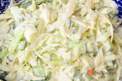 Příprava receptu Vynikající a šťavnatý zelný salát díky dokonalé zálivce bez majonézy. Výborný jako lehká večeře při hubnutí., krok 1