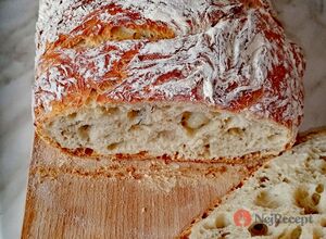 Recept na domácí nehnětený chléb. Nevyžaduje složitý proces přípravy nebo speciální kuchyňské vybavení.