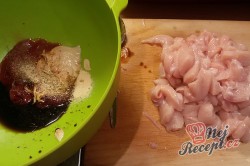 Příprava receptu Pečená kuřecí prsa s bramborami v jednom pekáči, krok 2