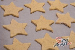 Příprava receptu Oříškové hvězdičky - křehké vánoční cukroví, krok 4