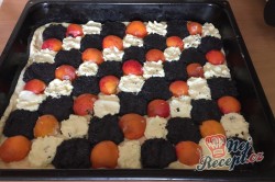 Příprava receptu Kynutý koláč s mákem, meruňkami a tvarohem, krok 9