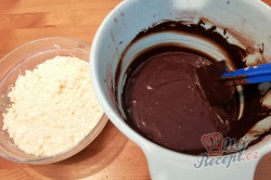 Příprava receptu Čokoládový dort s tvarohovými míčky, krok 6