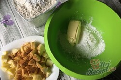 Příprava receptu Fantastické jablečné buchtičky, které zmizí z talíře za jednu minutu., krok 2