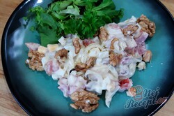 Příprava receptu Geniální slavnostní salát s kuřecím masem a vajíčkem, ochucený delikátním dresinkem, krok 3