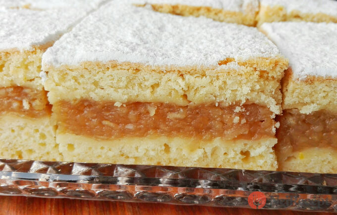 Tradiční jablečný koláč podle receptu našich babiček, který se vždy těší velké oblibě.