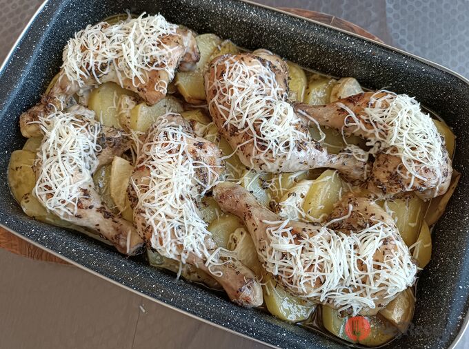 Recept Křupavé voňavé kuře pečené na bramborách a celeru. Rychlý oběd z jedné zapékací misky bez zbytečného shonu.