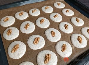 Recept Zbyly vám vaječné bílky z vánočního pečení? Vyzkoušejte tyto křehké ořechové koláčky.