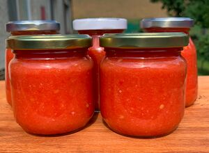 Recept Česnekovo rajčatová směs za studena, kterou netřeba ani zavařovat a nezkazí se.