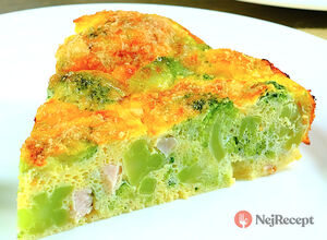 Recept Zdravý slaný dort z brokolice, jogurtu a vajíčka. Nepotřebujete mouku a dochutíte ho surovinami podle vaší chuti.