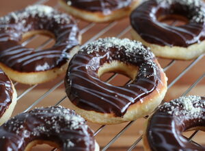 Recept Nejlepší smažené koblihy (donuty) s čokoládovou polevou