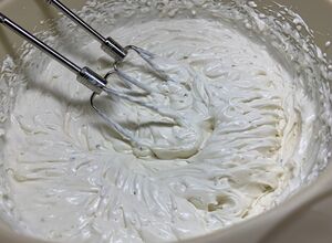 Recept Lehký mascarpone-šlehačkový krém, který se hodí do každého dortu a je hotový za 10 minut.