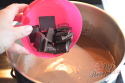 Příprava receptu Máte mléko a čokoládu? Připravte lahodný čokoládový dezert bez mouky a pečení, krok 5