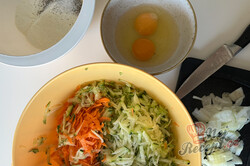 Příprava receptu Pouze mrkev, cuketa, vejce, cibule a mouka vám postačí k přípravě těch nejlepších šťavnatých placek., krok 2
