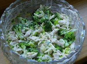Recept Brokolicový salát s kuřecím masem
