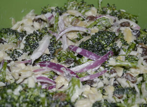 Recept Brokolicový salát s červenou cibulí