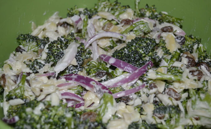 Recept Brokolicový salát s červenou cibulí