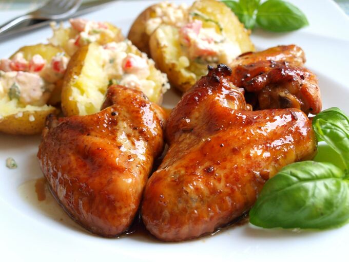 Recept Kuřecí křídla v pivní marinádě s novými brambory a hermelínovo rajčatovým dipem