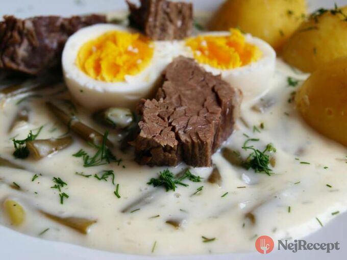 Recept Fazolky na smetaně s bramborem, vejcem a masíčkem