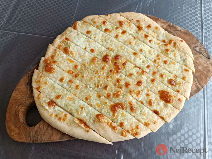 Recept Česnekové prsty, které si po ochutnání hned zamilujete. Rychlostí a jednoduchostí překonají i tu nejlepší pizzu.