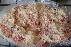 Příprava receptu Prokládaný toust s rajčaty a sýrem, přelitý smetanovou zálivkou, krok 6