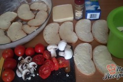 Příprava receptu Prokládaný toust s rajčaty a sýrem, přelitý smetanovou zálivkou, krok 2