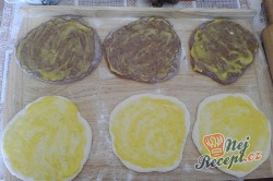 Příprava receptu Máslové dvoubarevné pečivo měkké jako pavučinka, krok 2