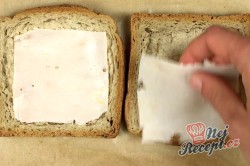 Příprava receptu Volské oko zapečené v chlebu s čedarem a šunkou, krok 3