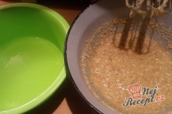 Příprava receptu Linecký ořechový koláček se žloutkovou polevou, krok 7