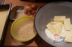 Příprava receptu Linecký ořechový koláček se žloutkovou polevou, krok 6