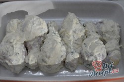 Příprava receptu Kuřecí stehýnka marinovaná v zakysané smetaně, česneku a bylinkách, krok 5