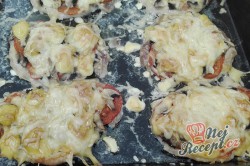 Příprava receptu Vepřové plátky s houbami, rajčetem a sýrem, krok 6