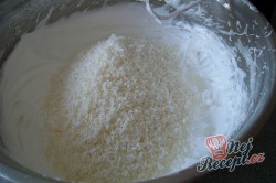 Příprava receptu Meruňkové řezy s kokosovou pěnou, krok 5