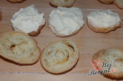 Příprava receptu Nejlepší větrníky s vanilkovým a karamelovým krémem, krok 17