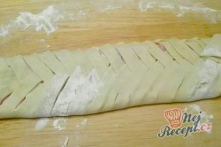 Příprava receptu Jednoduchý proplétaný chlebíček na sladko nebo na slano, krok 4
