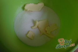 Příprava receptu Jogurtový koláč s broskvemi, krok 6