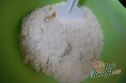 Příprava receptu Jogurtový koláč s broskvemi, krok 7