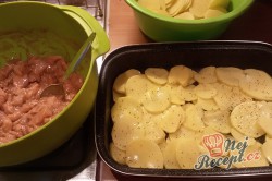 Příprava receptu Pečená kuřecí prsa s bramborami v jednom pekáči, krok 5