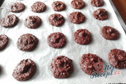Příprava receptu Oříškové pusinky lepené hořkou čokoládou, krok 3
