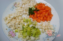 Příprava receptu Zeleninová polévka s kapáním a žampiony, krok 1