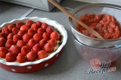 Příprava receptu Jahodový tart s bílou čokoládou a jahodovou glazurou, krok 7