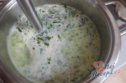 Příprava receptu Krémová polévka z medvědího česneku, krok 7