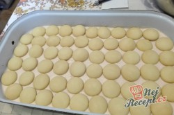 Příprava receptu Nepečené jahodové řezy s čokoládovými sušenkami, krok 4