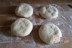 Příprava receptu Pita chlebíček se sýrem a jogurtem, krok 4