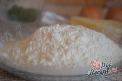 Příprava receptu Nejlepší slané palačinky s česnekem, sýrem a bylinkami, krok 2
