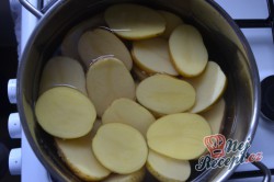 Příprava receptu Brambory s česnekem, smetanou a sýrem, krok 1