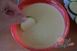 Příprava receptu Cuketa v pivním těstíčku s česnekovou omáčkou, krok 3
