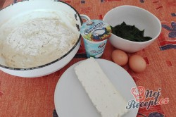 Příprava receptu Kynuté trojúhelníčky se špenátem a feta sýrem, krok 1
