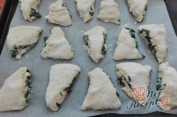 Příprava receptu Kynuté trojúhelníčky se špenátem a feta sýrem, krok 4