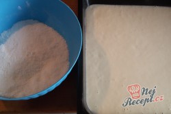 Příprava receptu Kokosový koláček přelitý smetanou, krok 4